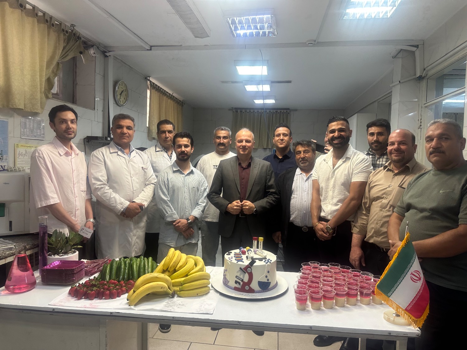 تقدیر از کارکنان بخش آزمایشگاه به مناسبت روز آزمایشگاه در بیمارستان امام سجاد(ع) شهریار