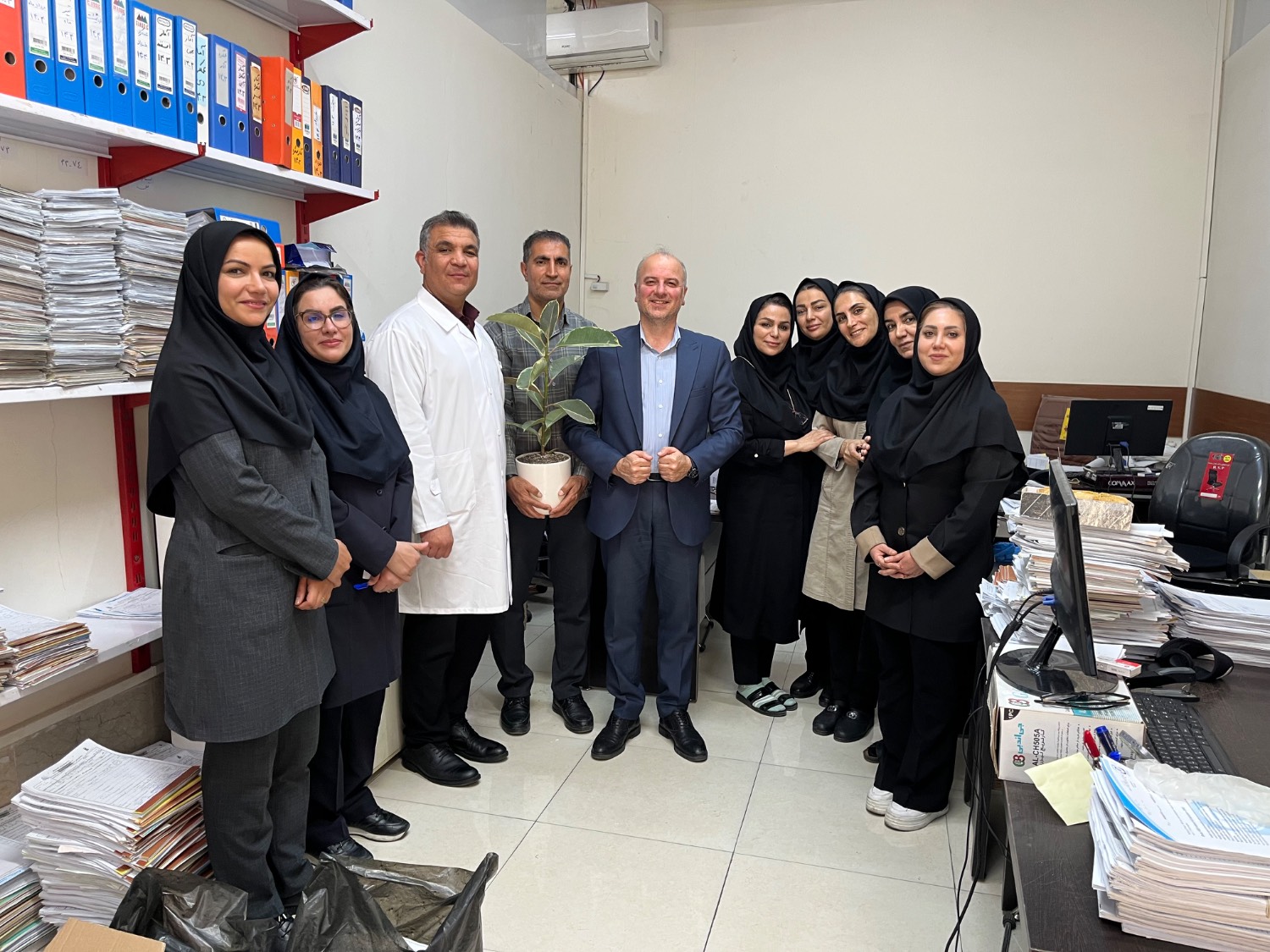 حضور مدیر بیمارستان و تیم همراه در واحد مدارک پزشکی به مناسبت روز جهانی مدیریت اطلاعات سلامت